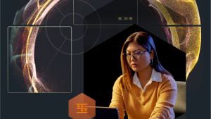 Mujer con una laptop y gráficos geométricos detrás de ella.